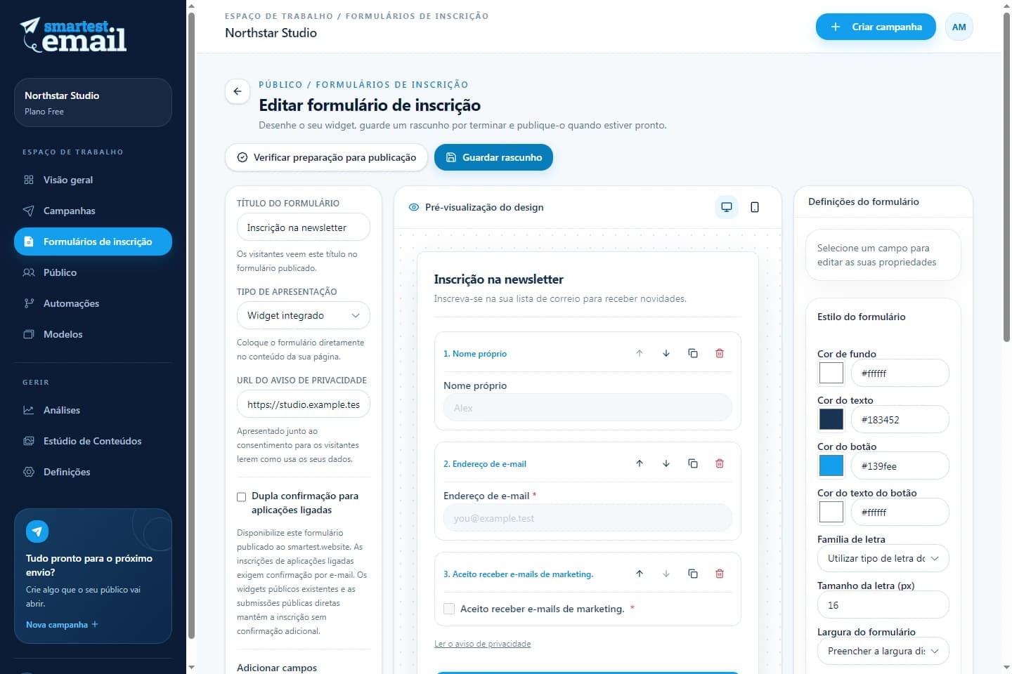 Editor de formulários de inscrição do smartest.email com um formulário de newsletter de exemplo